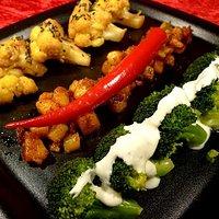 Blumenkohl-Brokkoli-Curry mit Kartoffelwürfeln und Würzjoghurt