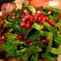 Feldsalat mit Brot, Speck und Granatapfelkernen