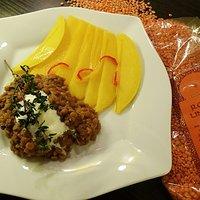 Mango-Carpaccio mit indischem Linsengemüse