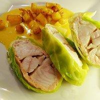 Feine Krautwickel mit Steinbeißer und Kartoffelwürfeln in Safransoße
