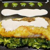Spinat-Risotto mit Fischfilet an Mandelsoße
