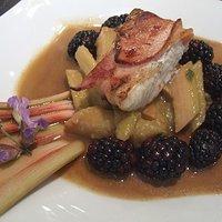 Zanderfilets im Speckmantel auf Rhabarber Gemüse