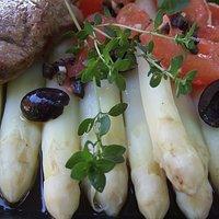 Spargelsalat mit Schweinefilet und Parmaschinken