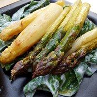 Gerösteter Spargel im Orangensud auf Spinatsalat