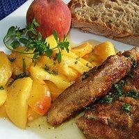 Schnitzel mit Pfirsichspalten + Thymianhonig