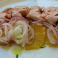 Orangen-Zwiebel-Salat mit Schwertfisch