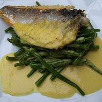 Loup de Mer auf grünen Bohnen mit Zitronenschaum
