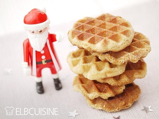 Weihnachtsmann klopft an knusprige Zimt-Waffel-Kekse