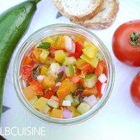Bunter frischer Sommer-Salat für heiße Temperaturen