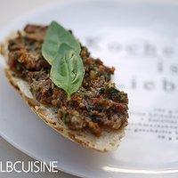 Bunte Tapenade mit schnellem No-Knead-Bread