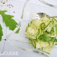 Grünes Gemüse mal anders –  Zucchini hauchfein als Salat, verfeinert mit nussigem Brokkoli-Pesto