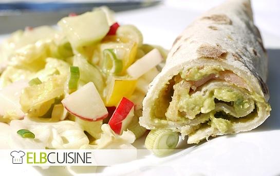 Räucherfischwrap mit guacamole und frühlingssalat mit frenchdressing