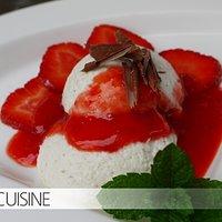 Ein Sommerdessert: Joghurtmousse mit Erdbeeren