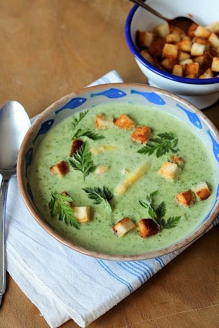 Kerbelcremesuppe mit weißem Spargel