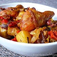Hähnchenschlegel auf Paprika-Fenchel-Kartoffel-Schmorgemüse
