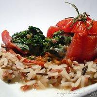 Gratinierte Ochsenherztomaten mit Spinat und Gorgonzola auf Reis