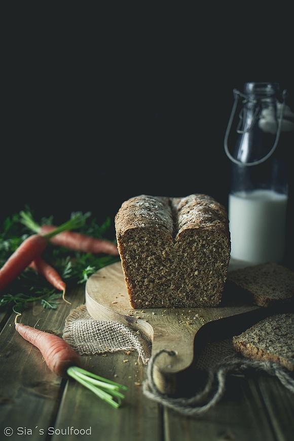 Frühlings-Vollkornbrot mit Möhren und Samen
