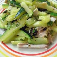 Zucchinisalat mit Putenbrustaufschnitt