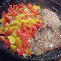 Steak mit Paprikagemüse
