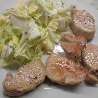 Schweine-Medallions auf Chinakohlsalat