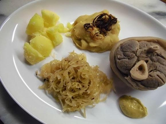Eisbein mit Erbspüree und Sauerkraut