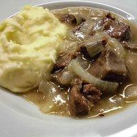 Zwiebelrindfleisch mit Kartoffelpürree