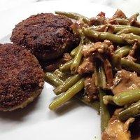 Bouletten, grüne Bohnen mit Pfifferlingen und Kartoffelpürree