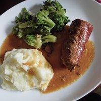 Gefüllte Schweinerouladen mit Broccoli und Kartoffelpüree