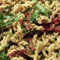 Italienischer Nudelsalat mit Rucola und getrockneten Tomaten