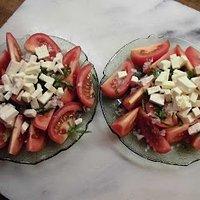 Einfacher Tomatensalat mit Feta
