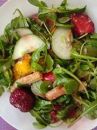 Blattsalat mit Putenstreifen und Nektarinen