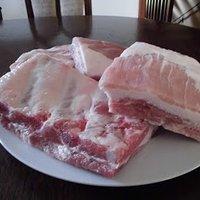Spareribs und gegrillte Zwiebeln