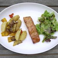 Lachs mit Ofengemüse und grünem Salat