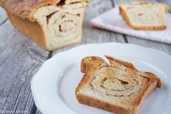Zimt-Toastbrot mit Zimtzucker und Rosinen