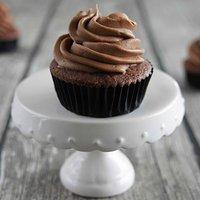 Schoko-Cupcakes mit Blaubeeren & weltbestem Nutella-Frosting