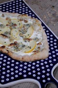 Flammkuchen mit Apfel, Blauschimmelkäse und Walnüssen