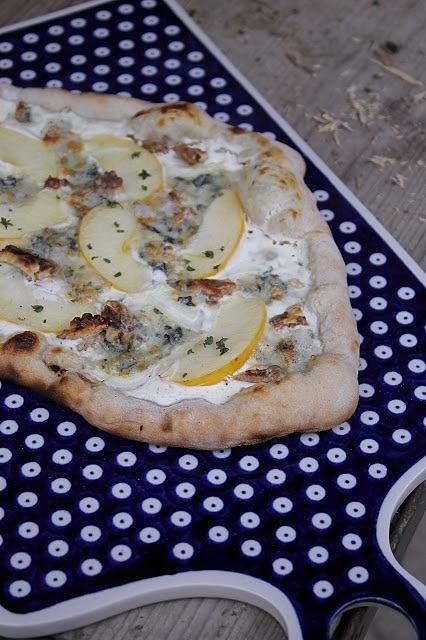Flammkuchen mit Apfel, Blauschimmelkäse und Walnüssen