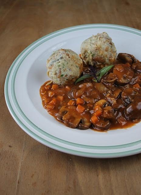 Mushroom Bourguignon mit Semmelknödel