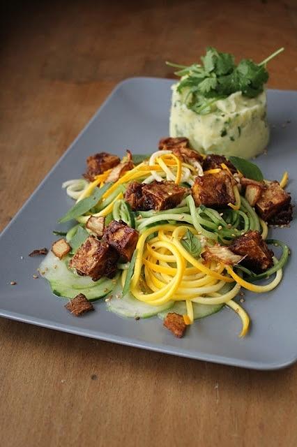 Gurkensalat mit Zucchini und Koriander-Kartoffelpüree
