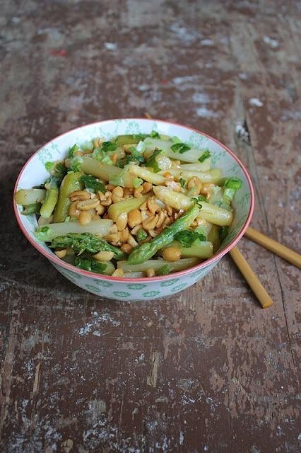 Spargel mit erdnüssen zitrone und sojasauce auf basmatireis