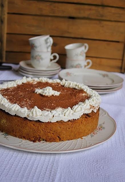 Kirschkuchen mit Nussstreuseln und Sahne