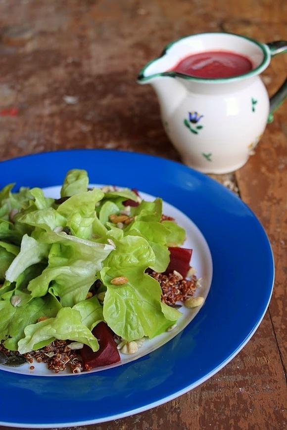 Quinoa mit grünszeug und rote bete-avocado-dressing