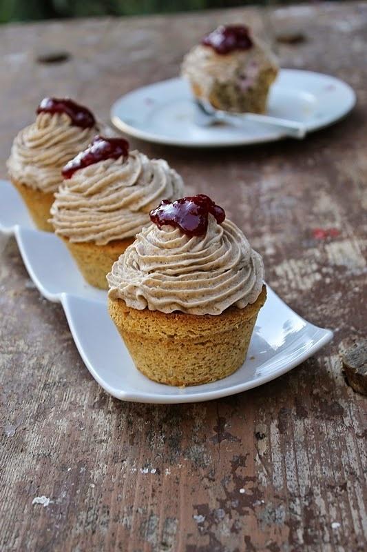 Haselnuss-Cupcakes mit Preiselbeer-Sahne-Füllung und Maronen-Vanille-Topping