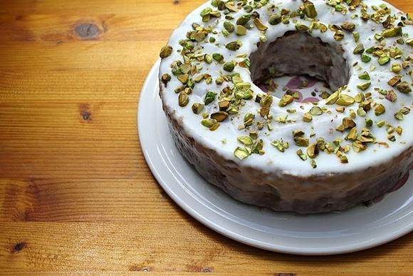 Veganer Karottenkuchen mit Pistazien