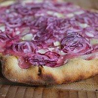 Flammkuchen mit roten Zwiebeln, Ziegenkäse und Preiselbeeren