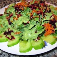 Green Dream Salat mit Avocado-Koriander-Petersilen-Dressing