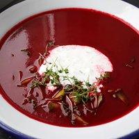 Eine kalte Suppe aus Ziegenkäse und Roter Bete