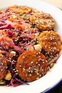 Asiatischer Rotkohlsalat mit Reisnudeln und Sprossen, dazu karamellisierter Grapefruit-Tempeh