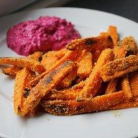 Superknusprige Süßkartoffelpommes mit Roter Beete-Tsatsiki