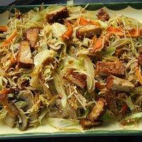 Gebratene Mienudeln mit Gemüse und knusprigem Tofu